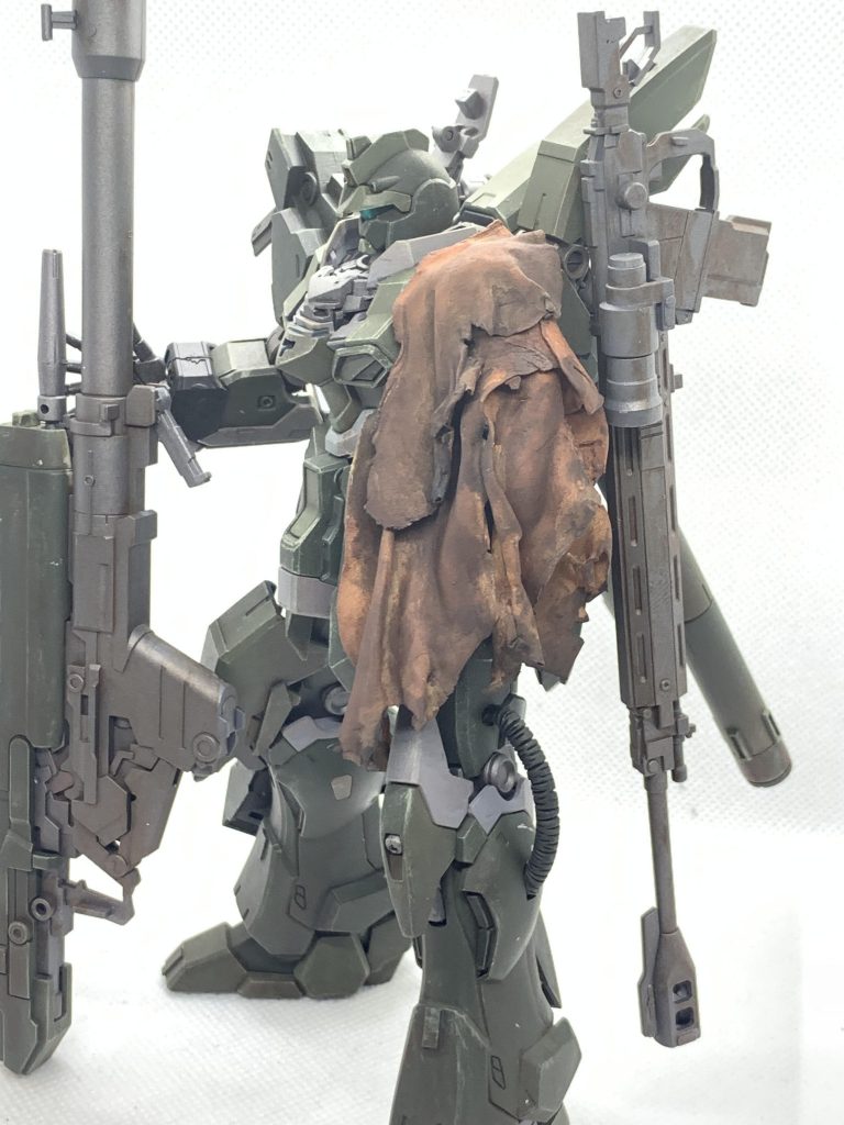 戦車模型で使われるエポキシパテでの布表現を試したくて作り始めました。腕が取れたけど修理できないからエクシアリペアよろしくとりあえず布被せとけ的なイメージです。機体と布の質感も程よく違い、個人的にはうまくできたかなと思ってます。