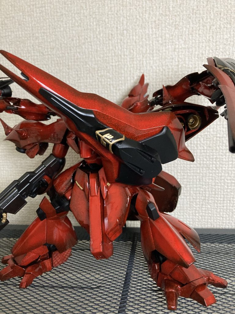 シールドはサザビーのものにキマリスヴィダールのシールドとシナンジュのエンブレムで作成シナンジュのシールドとエンブレムが違うから、それを誤魔化す為に貼り付けました初めは仕方なしでの改造だったけど、思いのほか良い感じに仕上がったので一安心