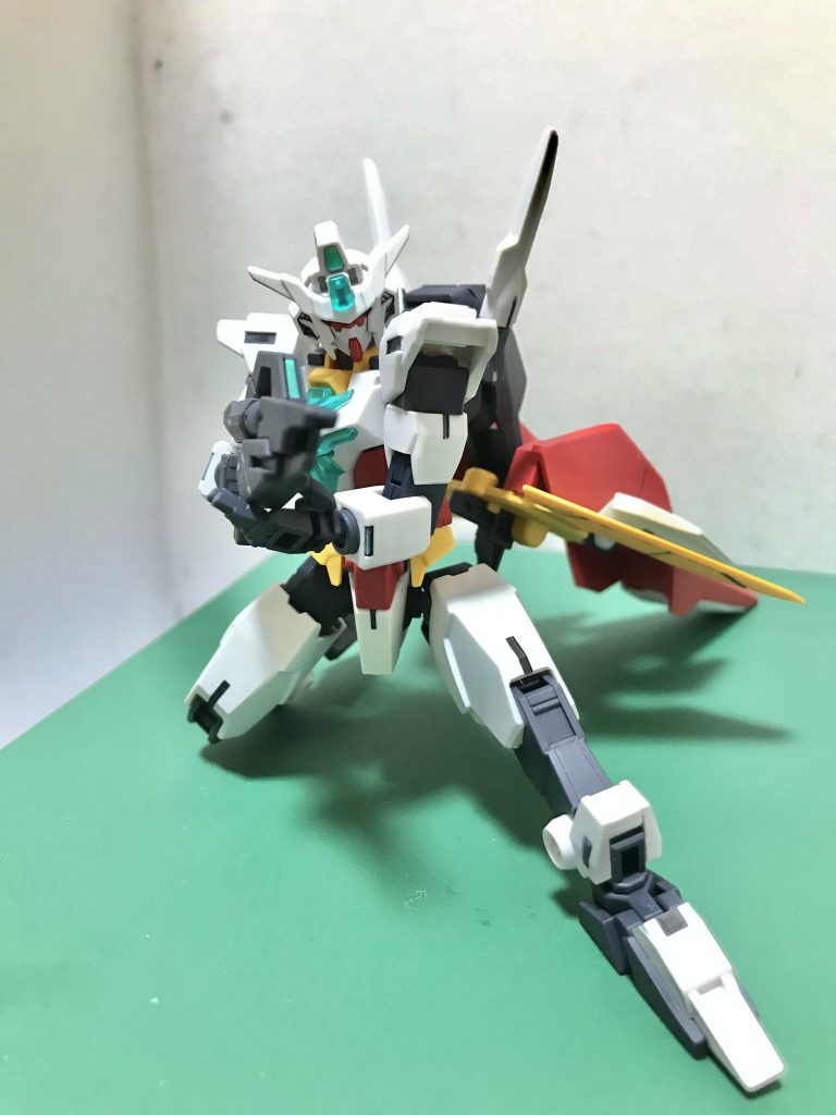 コアガンダムIIには平手が付いているのでスプレーガンを自然に構えることができます