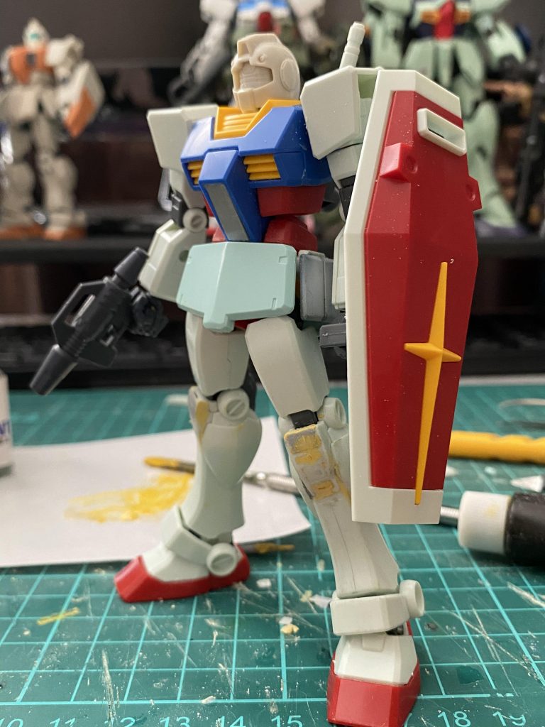 頭は、HGナイトシーカーから。腰はHGジムから移植してます。あとは、EGガンダムを使用してます。