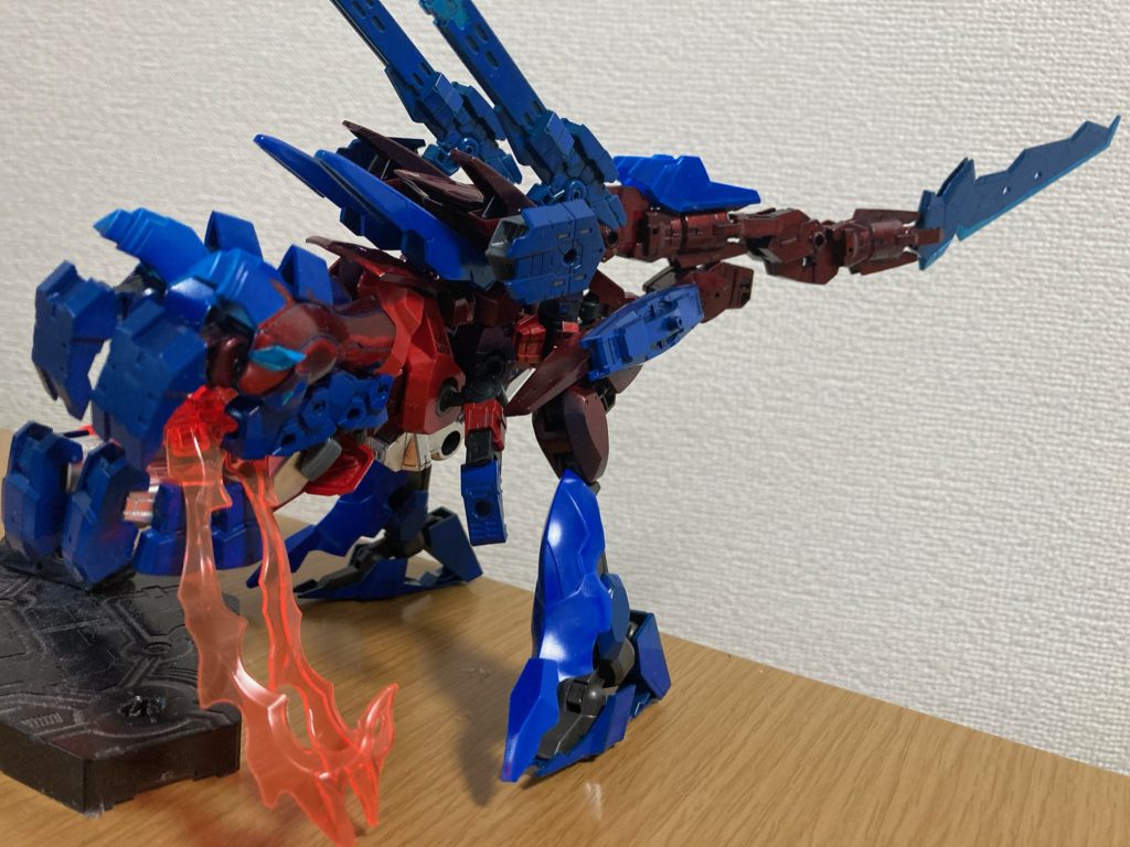 口から漏れる炎…