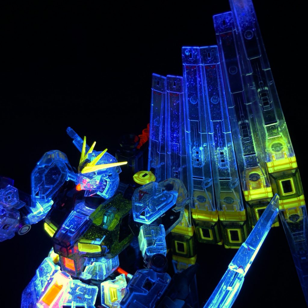 コックピットからファンネルにかけてサイコフレームか流れる感じに蛍光緑をスパッタリングしましたが、遠目に撮影すると目立たない...🥲