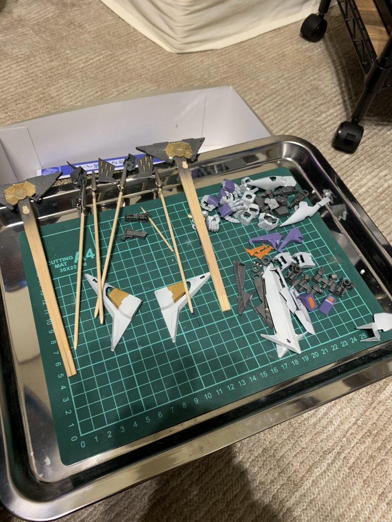 エアブラシ塗装が粗方終わって、金色の一部を筆塗りしている様子。どなたかのクスィーガンダムの塗装で、背面側のミノフスキードライブ内側部分を金色に塗っていたのを思い出して、自分も真似してみました。しかし、シルバーやゴールドはあまり筆塗りには適さないですね。どうしても筆塗り特有のムラが出てしまいます(リターダーマイルド使えばいいだけの話なんだろうけどw)。