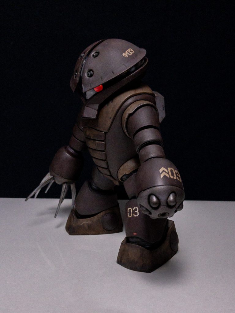 外装はウェザリングカラーのグランドブラウン、内部メカなどはマルチブラックでフィルタリングしてトーンを落として、水性ホビーカラーの黒鉄色でエッジなどを軽くスポンジチッピング。水垢表現のために薄くマルチホワイトで外装をウォッシングしています。