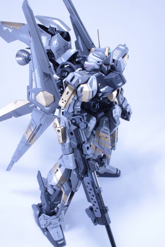 メッキ塗装は全て剥がし、ガイアニュートラルグレー3と4、クレオスのゴールドを使用。武器にのみブラックを使い、胴体とつま先部分はミッドナイトブルーです。メタルモールドとの親和性を図り、純正で赤い部品はクレオスメッキシルバーをツヤありブラックを下地に塗装。ギラギラです(`✧ω✧´)