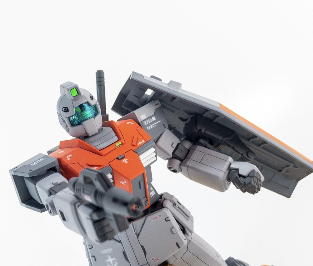 ジムを製作するにあたり初めて知ったのですが、ビームスプレーガンって結構高性能な設定なんですね。ビームライフルより威力は低いが弾数が多くて連射が効くから一般兵にも扱いやすいとか。そんな訳で武装はビームスプレーガンのままです(笑)