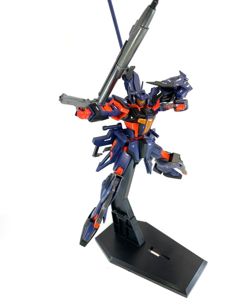 リアアーマーに装着している二丁拳銃を持った状態。プラ板で作っています。