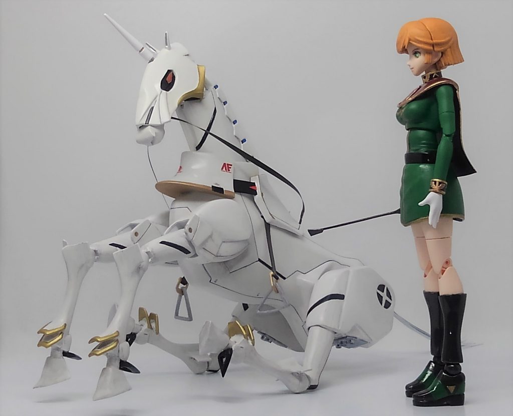 おすわりのポーズ。元キットは後ろ足がほぼ固定なのですが、関節を加工して可動するようにしました。可動範囲は結構広いです。自立も問題無し。