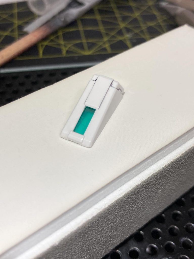 他キットの腕部分のパーツを形成して、中に切ったクリアパーツを貼り付けセンサーのようにしました!これをバックパックに付けています。