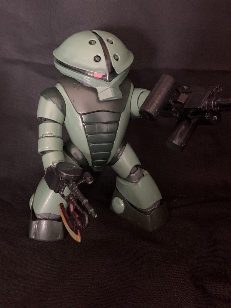 左腕にはジャイアントガトリング。右腕にはザクマシンガンに大型ヒートアックスを取り付けたものを装備しています。現地改修を意識しました