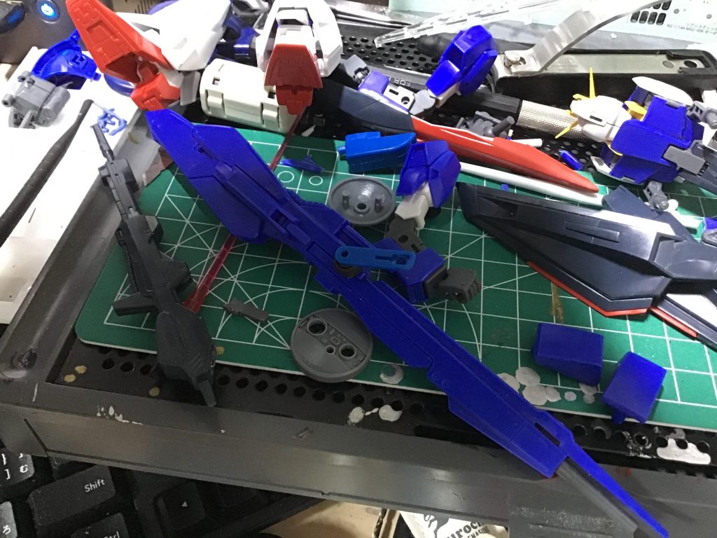 ハイメガランチャーのレドームは、旧キットのゼータプラスの股関節の変形用アームと、その辺に転がってた丸いパーツで接続フレームを制作。例によってセンサー部分はHレンズに置き換えてます。ビームライフルは、ウェイブライダー形態時の接続用のピンが剥き出しな設計なので、ここを切り落として、新たに接続用のパーツをでっち上げてます。