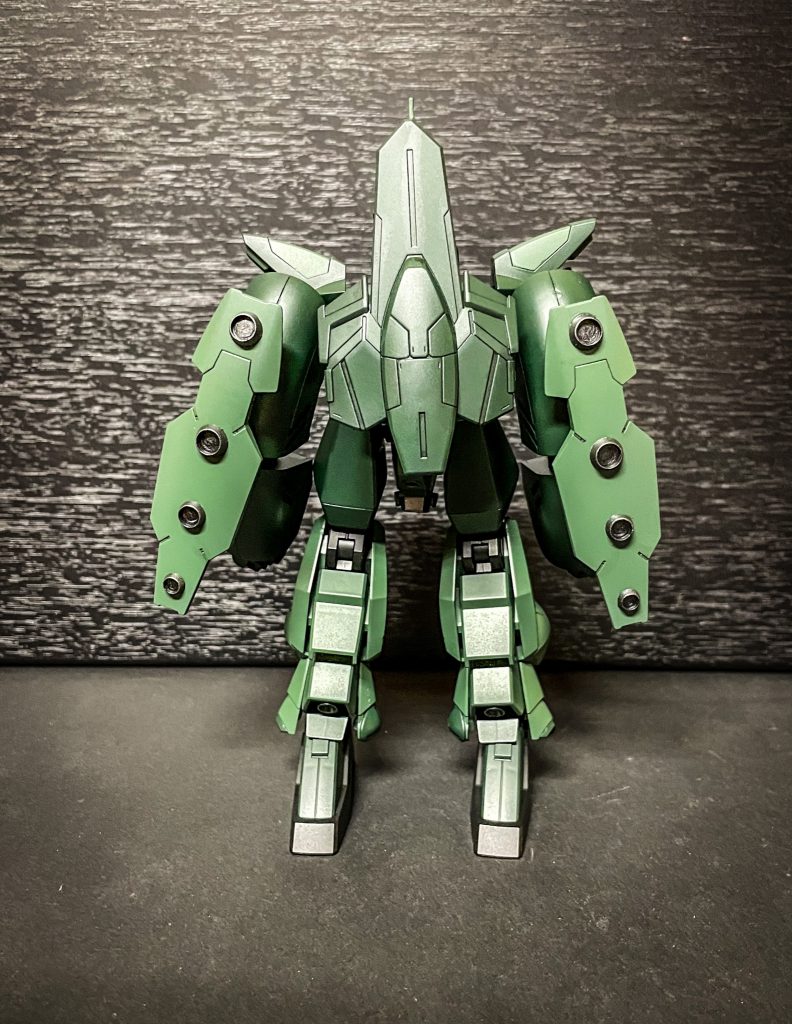 背面背部にはブースターを守るシールドを装備。これは取り外してマニュピレーターで保持が可能。