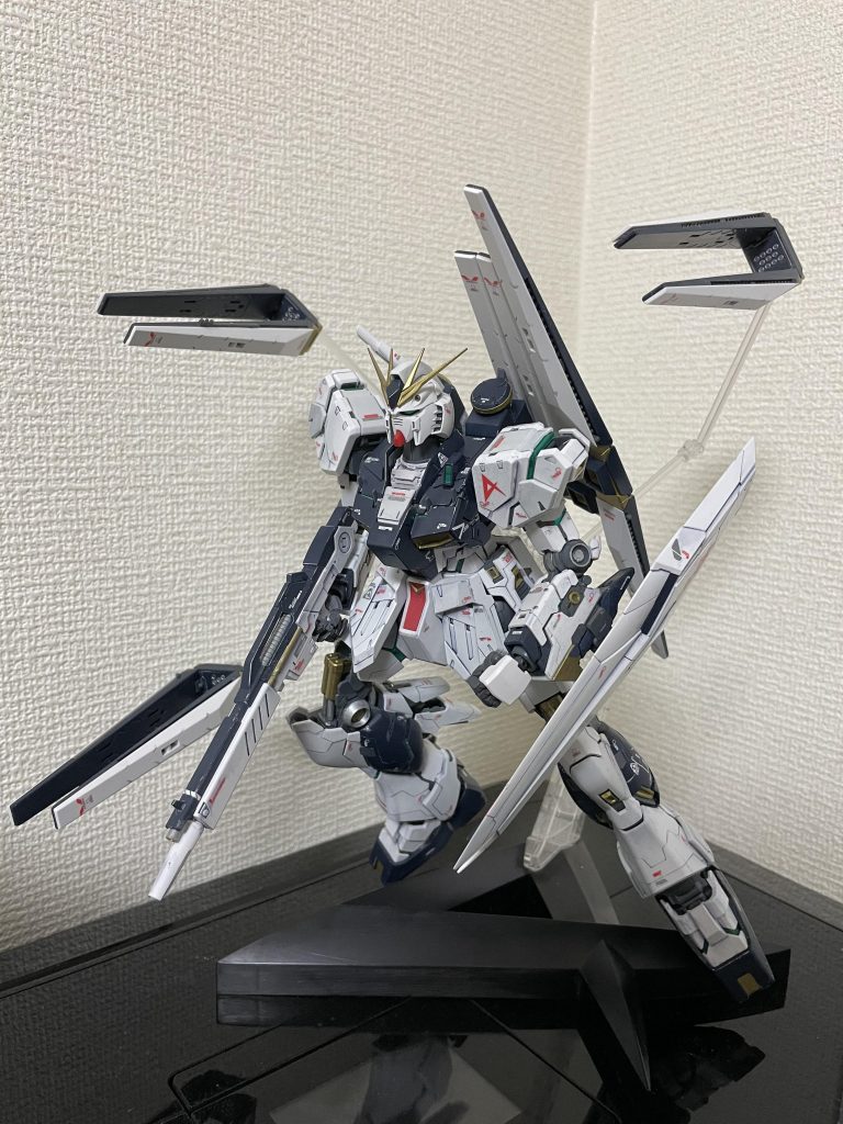 本体を完成させた際の写真ですベースが付属していたので、ファンネルを飛ばしてみました