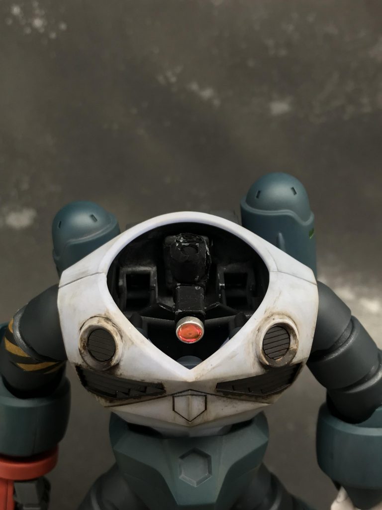 モノアイは雑な加工ながら一応軽く左右に振れるように。ごちゃっとした内側は黒色無双で隠すように塗りつぶしてます。が、つや消し吹いたら若干白くなっちまった...