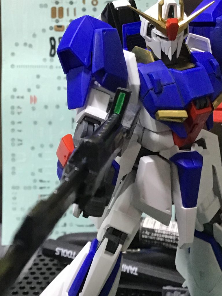 完成写真だとほぼ写ってないですが、ビームライフルのセンサー部分もクリアパーツで置き換えてます。