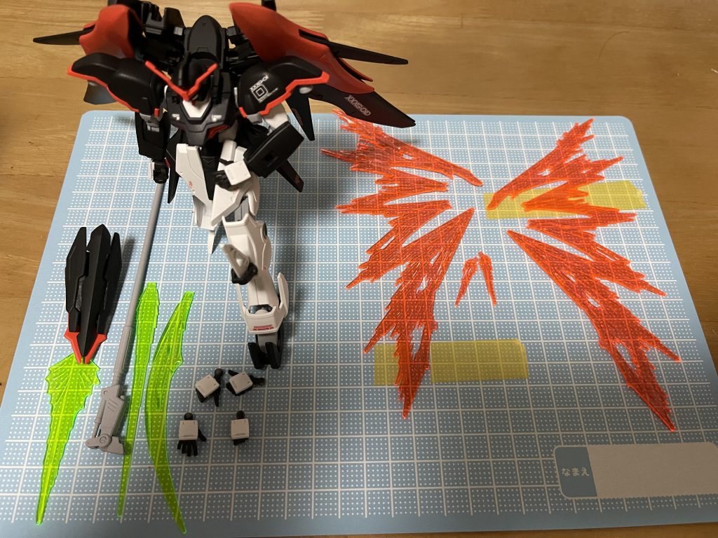 武装はほとんどデスサイズの武装メインです。膝のデスティニーのブーメランもとりあずして使えますバスターシールドはジャンクパーツでオリジナル感出しました切れて見えにくいですがハイパージャマー発生器もデスティニーのアロンダイトや長射程ビーム砲をマウントするパーツに付いてますしアロンダイト、ビーム砲もマウントできます