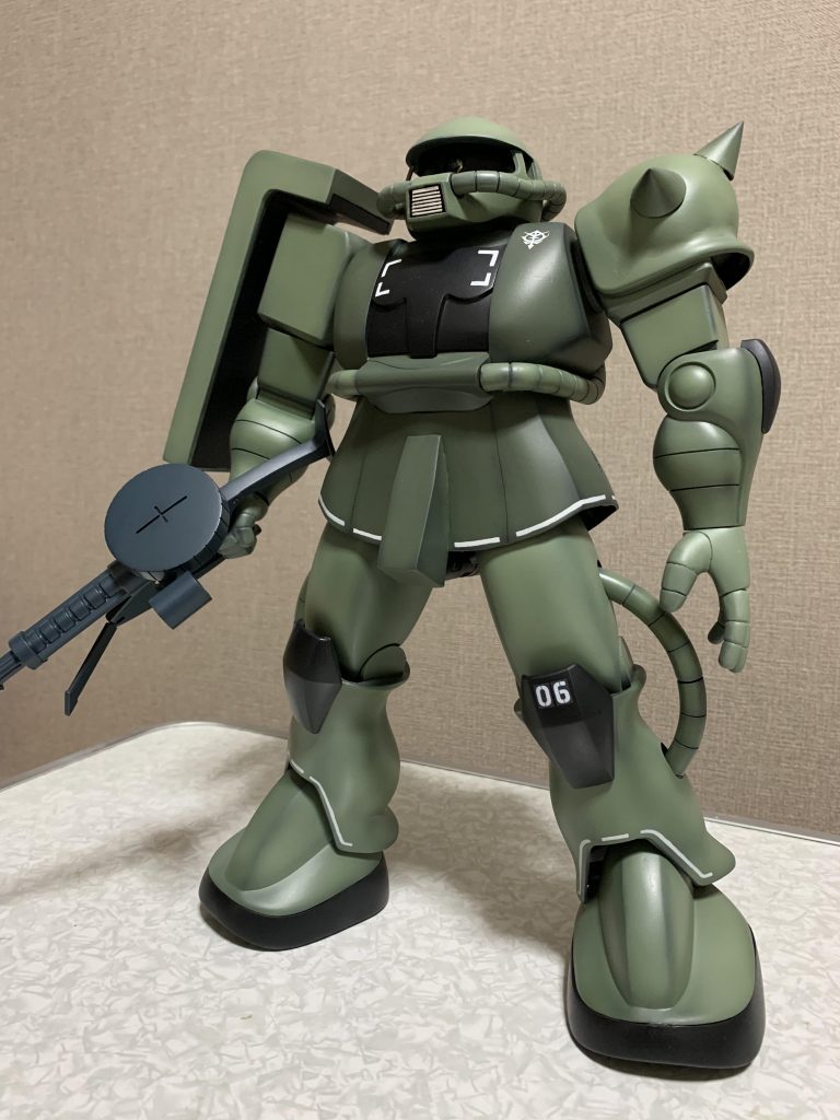 普段完成ガンプラの撮影は、一応簡易ブースで行っているのですが、大きすぎて撮影ブース入らないので、普通にテーブルの上で写真撮りました。