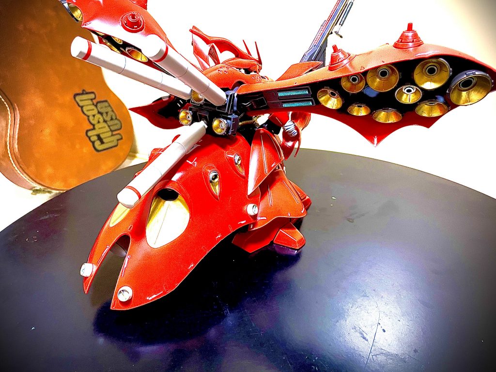 カラーリングは前回作ったRGサザビーと統一させました。バーニア内部も一つ一つガンダムマーカーで金に塗って金属感アップ！個数が多いので発狂しかけましたがもはや良い思い出です笑