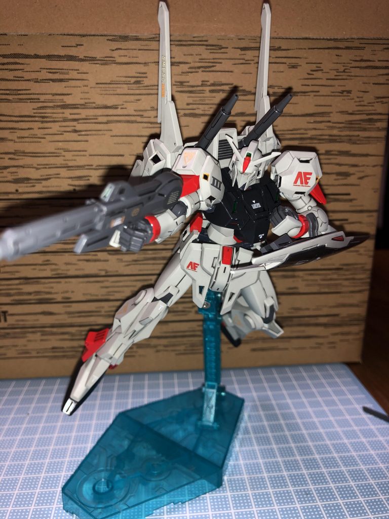 箱の写真を真似てポージングしてみました。最近のキットなので良く動きます。ポージングの仕方が少しぎこちないですね😂まだまだ勉強が足りないです😩