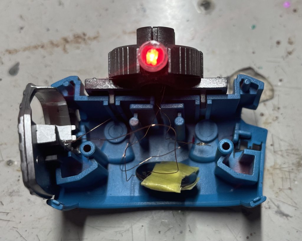 銅線はボタン電池に直貼りです、、、