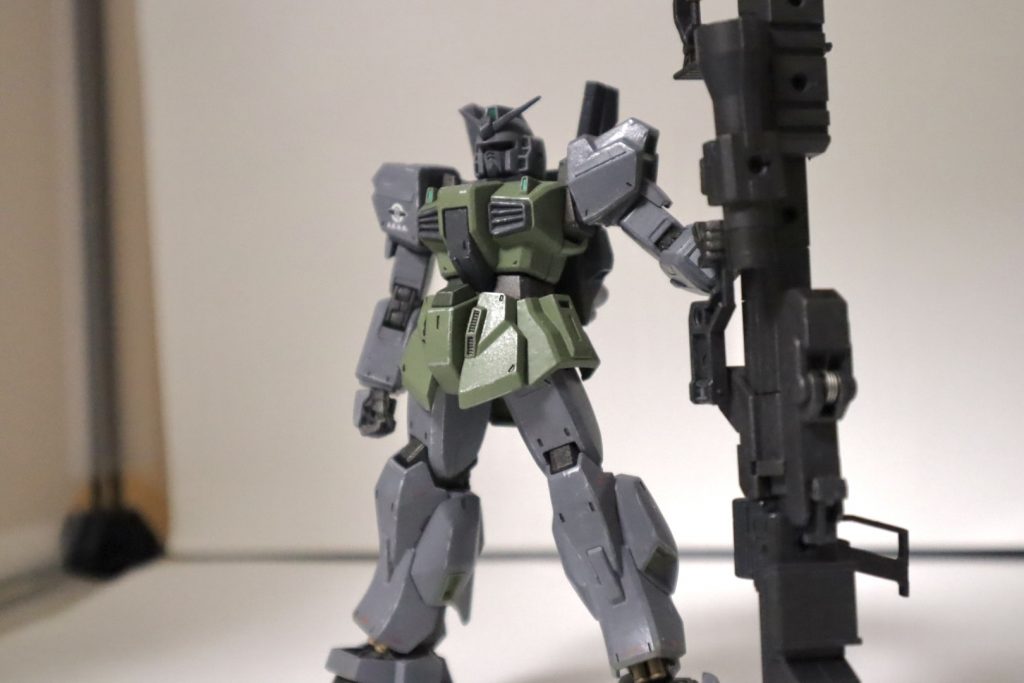 ライフルにグリップが付いてるので持たせてみました機体自体も若干ゴツイので違和感無いですね