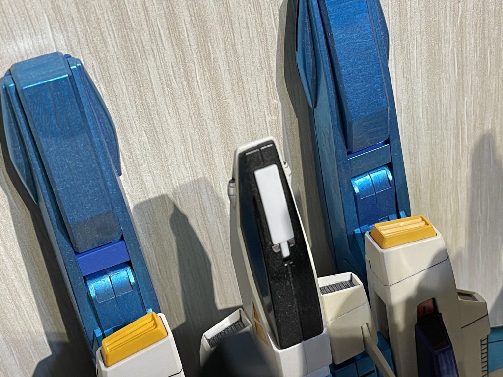 こちらも埃まみれ、、、ガンマカでメタリックを綺麗に塗るの難しいですよね、、、今度缶スプレーかガンマカのエアブラシで塗り直そう、、うん、そのうち！　 で、百式さんはゲート処理さえしてないパチ組だったので