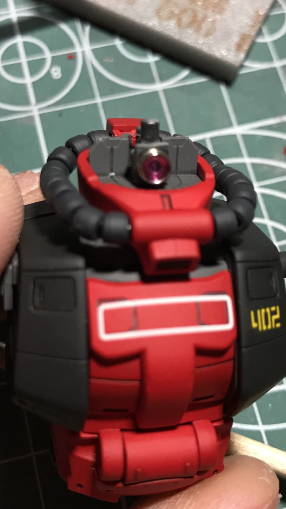 モノアイ部分の改修です。キットではクリアパーツのみでの再現ですが今回はハイキューパーツとhアイズを使い、更に目を引くようにしました。