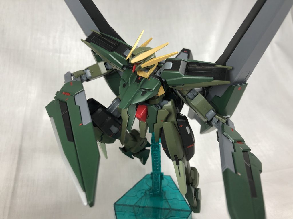 アーミーカラーということでGNソードライフルの刀身は実体剣をイメージしてシルバーにエクシアのように実体剣でもGN粒子は纏うことができる