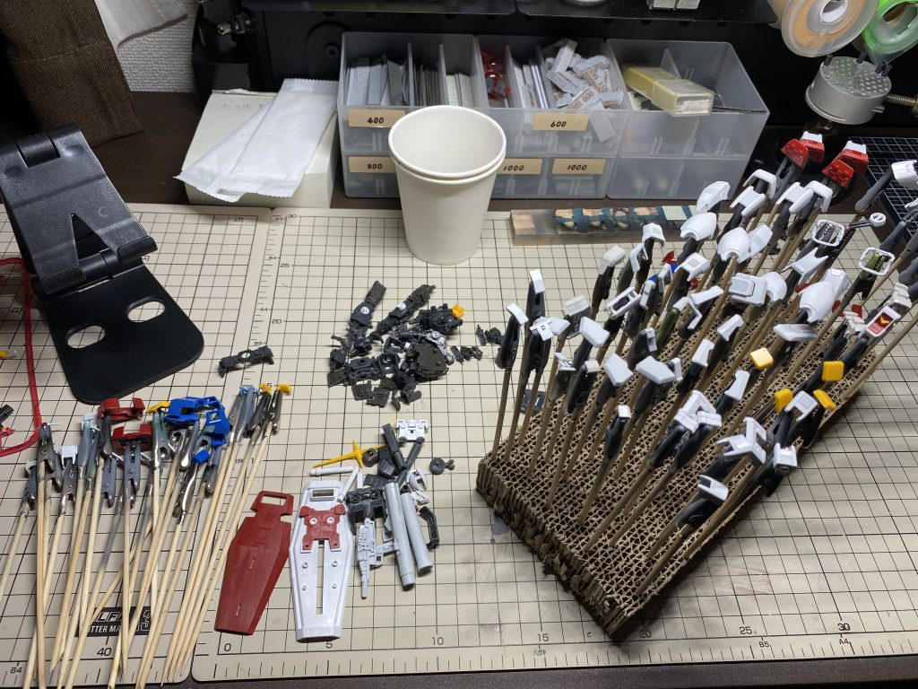 サフ前です。RGはパーツが多いので毎回塗装は2回に分けています。