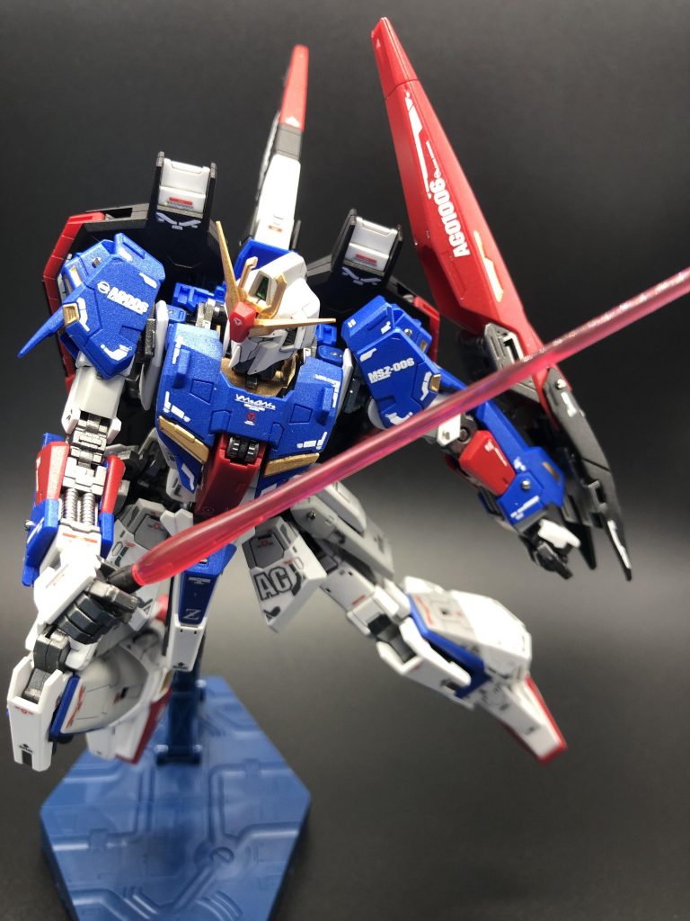 同じポージングでどちらの写真も気に入って選びきれなかったので両方とも採用しました。Zガンダムはやっぱりカッコいいな❗️