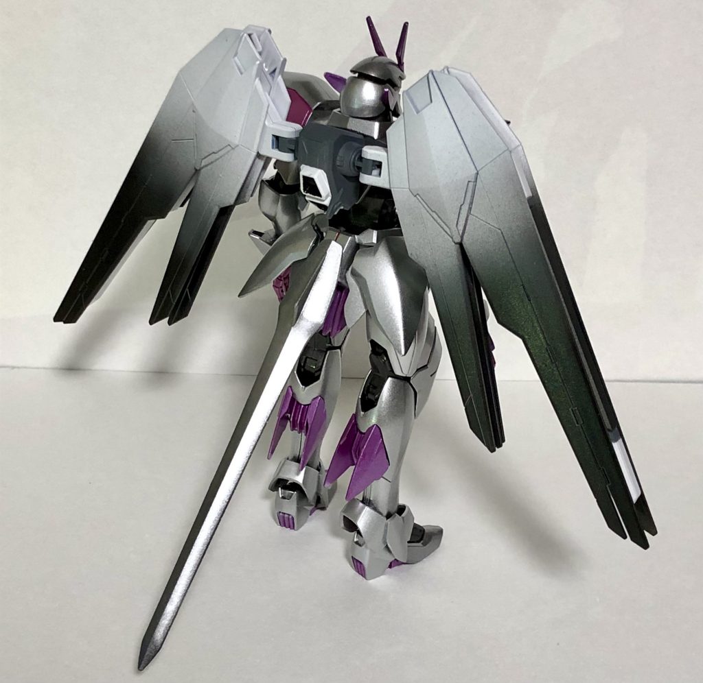 バックビュー。羽はフリーダムのものをチョイス。ライブのソロ衣装の様に左右を白黒で色分けするよりも、グラデーションの練習も兼ねて黒に染まりつつある翼にしました。