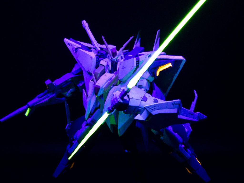 サーベル刃はプラ自体が蛍光色なのでかなり強めに光ってくれます。