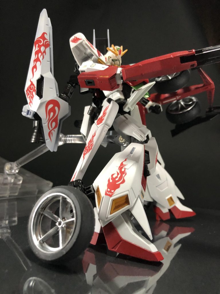 脚部にタイヤが付いてるのでこんな感じのポージングも無理すれば取らせれます……