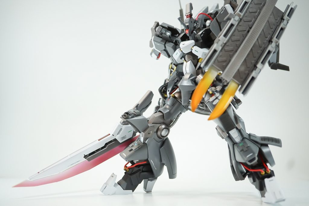 バスターソード発振状態使ったパーツを活かして、発振時は白い部分が上にスライド展開します