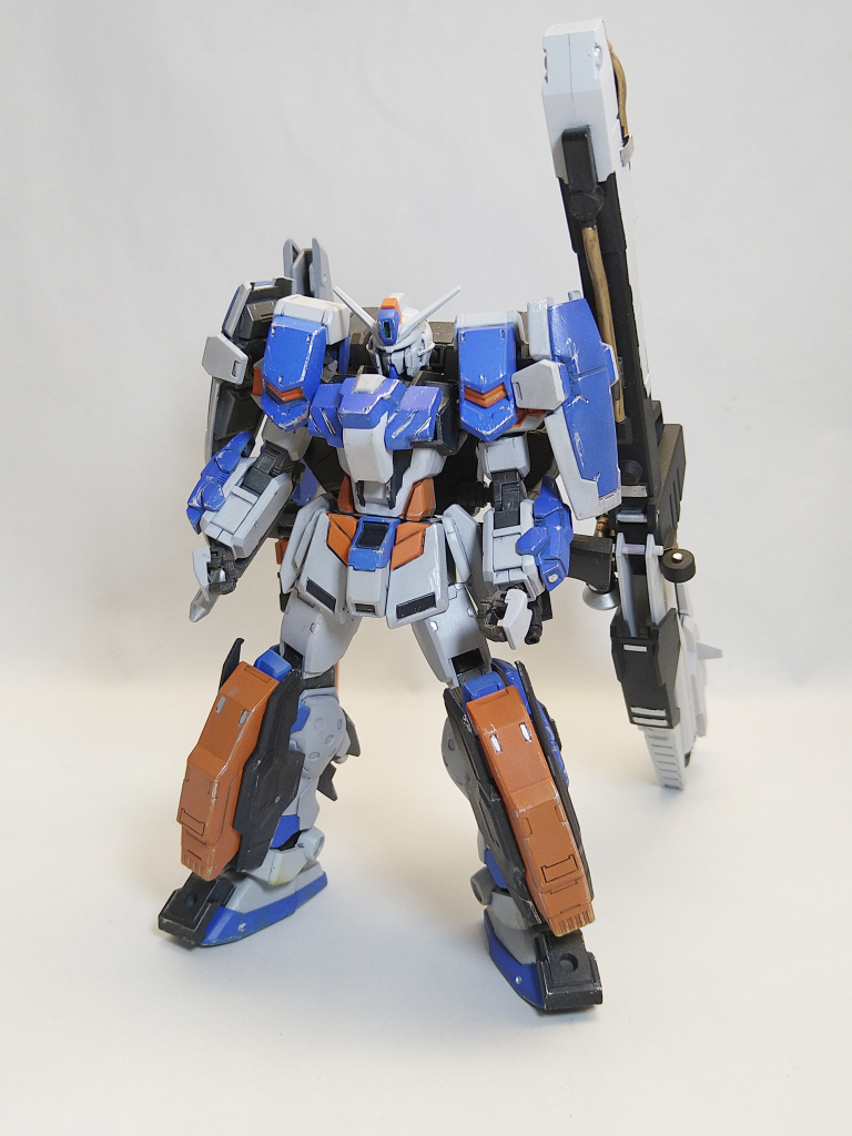 まずは全体像。めちゃくちゃゴツイけどデブではないラインをめざしくて作りました。重装甲を無理やり加速させるという機体イメージはそこから来ています。