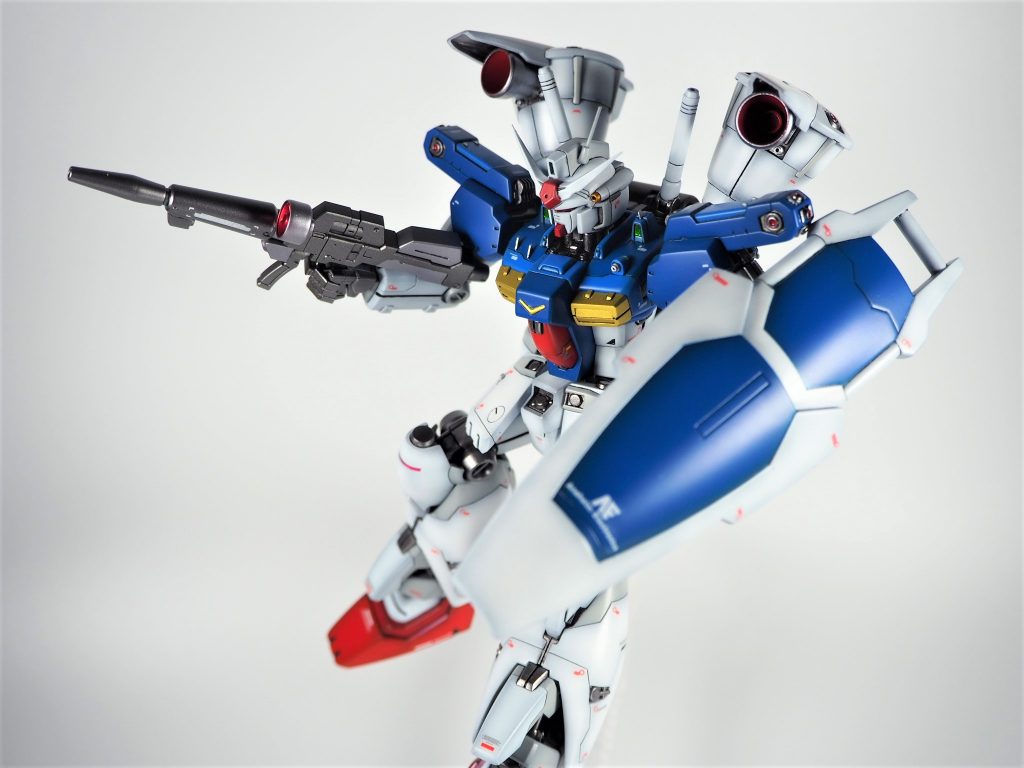 逆噴射ユニバーサルブースターポッドはバックパックの位置を1ミリ後方に下げ、サーベルラック周りを新規で作り直す事でスムーズな可動域を実現バーニアの塗り分け方は動画にて解説