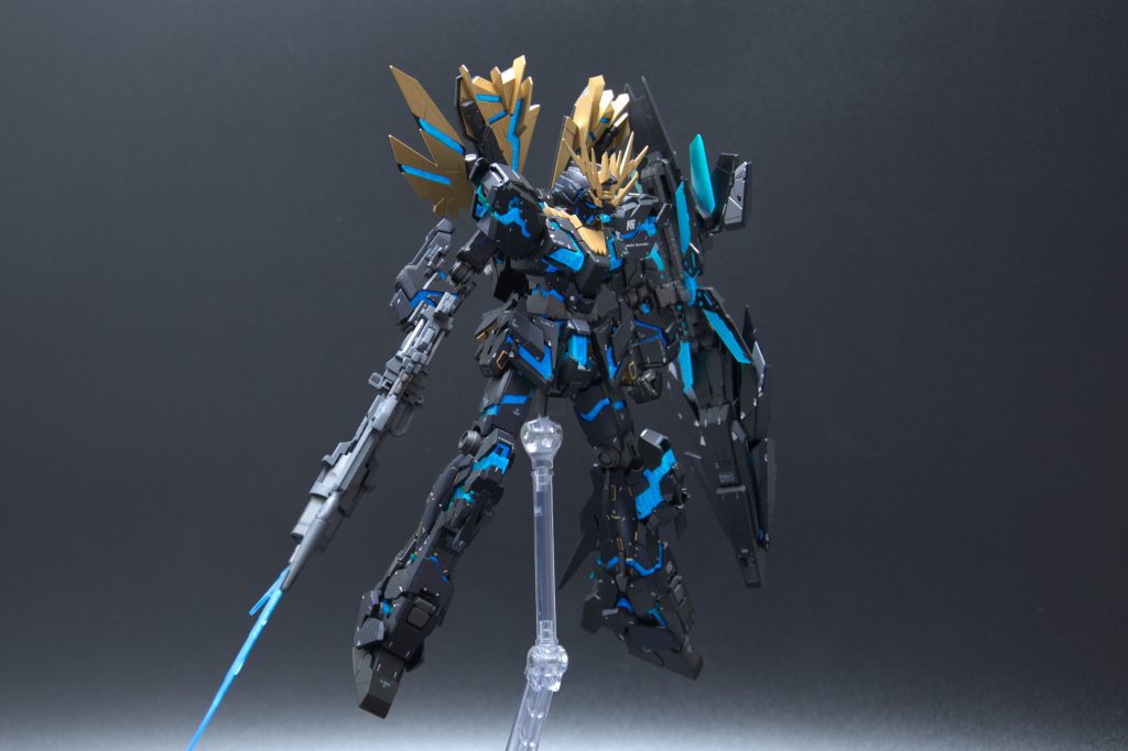 外装は黒サフを下地にタミヤのダークマイカブルーとディープメタリックブルーの2色でスプレー塗装。フレームはガイアノーツのエヴォブラックとメカサフ スーパーヘヴィを1:1で調色してエアブラシ塗装。金色部はガイアカラーのブライトゴールド。アクセントのシルバーは4ARTIST MARKERをパレットに出して筆塗りです。仕上げはガイアカラーのEx-フラットクリアープレミアム(つや消し)。
