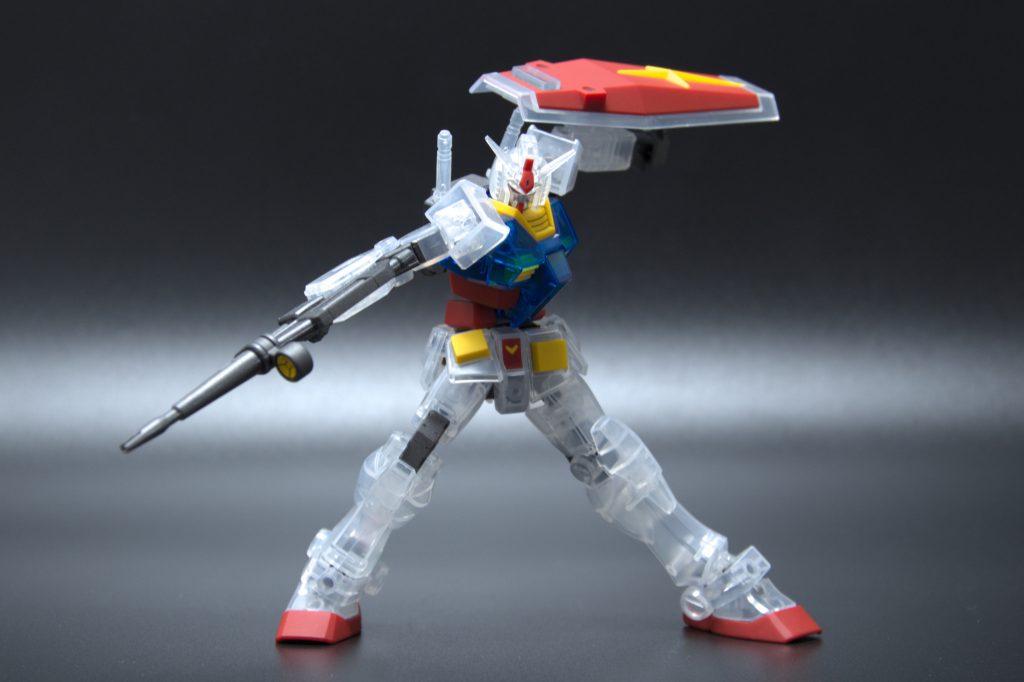 少ないパーツ数かつシールに頼らない色分け再現をしているため、クリアパーツ化すると装甲内部に不自然なカラーのパーツが見えます。後頭部のイエローとか股関節のレッドとか。なので、実験的にクリアパーツ以外のパーツについて、内部に隠れる部分をガンメタルで塗装してみました。