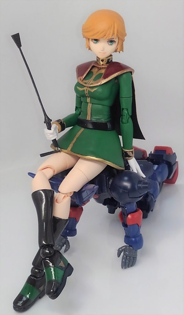 脚を組むこともできます。イスは前の馬主です。