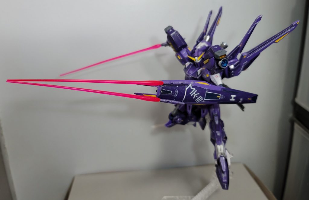 格闘武装ビームサーベルはシールドに付けたままでも使用可能であるため直接手に持って斬りかかるのはいつも大型の方のビームサーベルになる