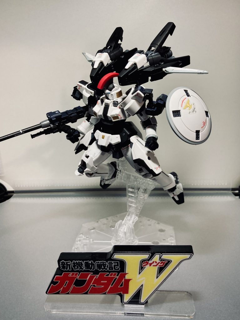 バーニアを広げるとかなりのボリューム、股間のとこの金は本来グレーに塗装予定でしたが忘れてました。