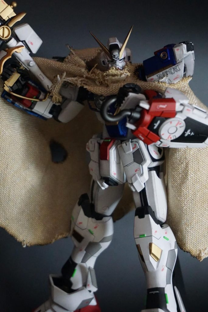 付属のABCマントはイマイチなので100均の端切れを適当に炙ってマントにしました。納得の出来って程ではないですが悪くなく纏まったんじゃないかなと思います。見切れてますが、バスターガンは黒を基調にしたX2風カラーになってます。どうせならX1～3全部の色を入れたいなと思いまして…サナリィの倉庫に転がってたんじゃないですかね、きっと(￣▽￣)