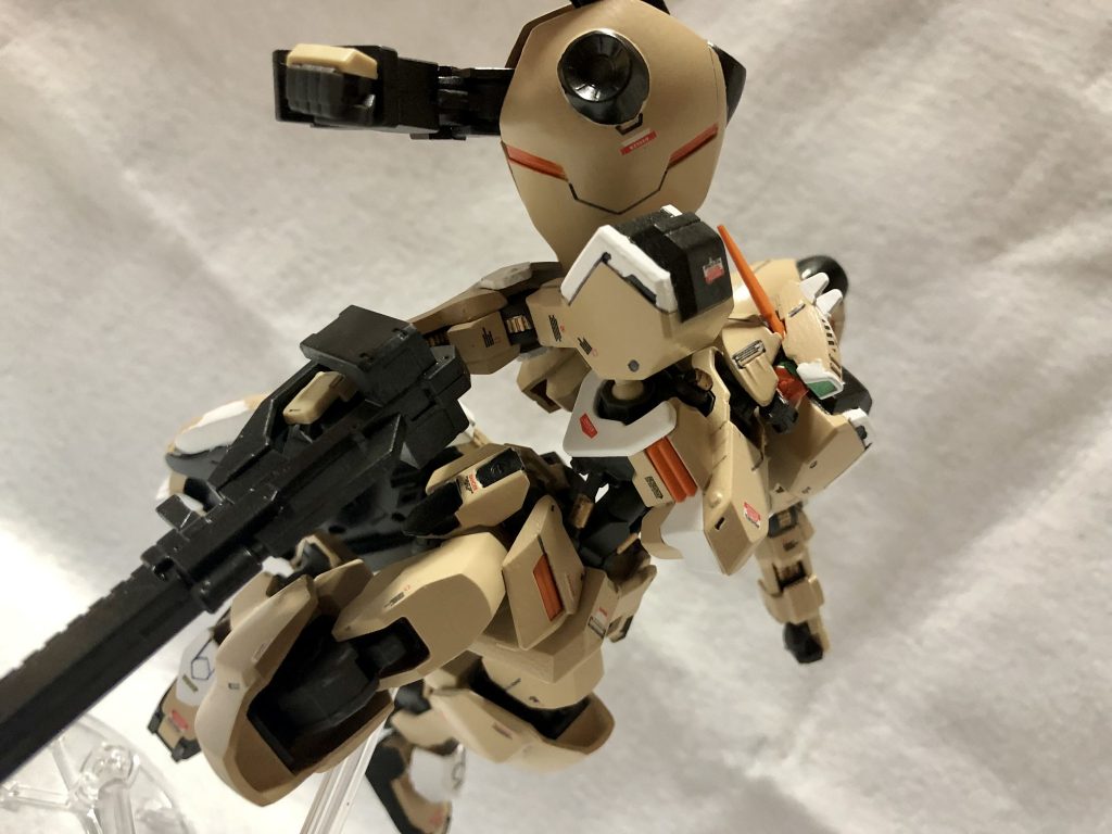 サブアーム等所々はカラーリングを変えてみました。オプションのハルバートは手に入らずなのでロングライフルとシールドの装備のみ…