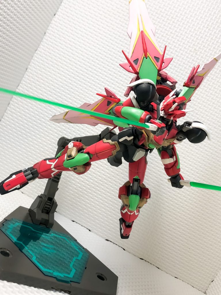 サーベルは、エクシアのように腰の後ろ側に配置して、引き抜けるようにしています。バックパックは、8枚の花弁を独立して折り畳んだり、回転させるようにして、色んな表情をつけられるようにしました。