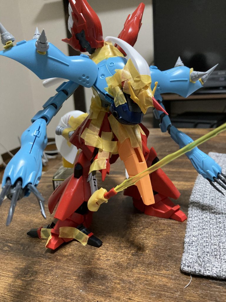 初期段階最初は肩から先は全部ハイゴックで、胴もケンプファーを移植する予定でした隠し腕も作りたかったけど、サブアームにキマリスヴィダールのアームを2セット使ってしまったので他に良いのがなくて断念なので設定的にはあるつもりですw