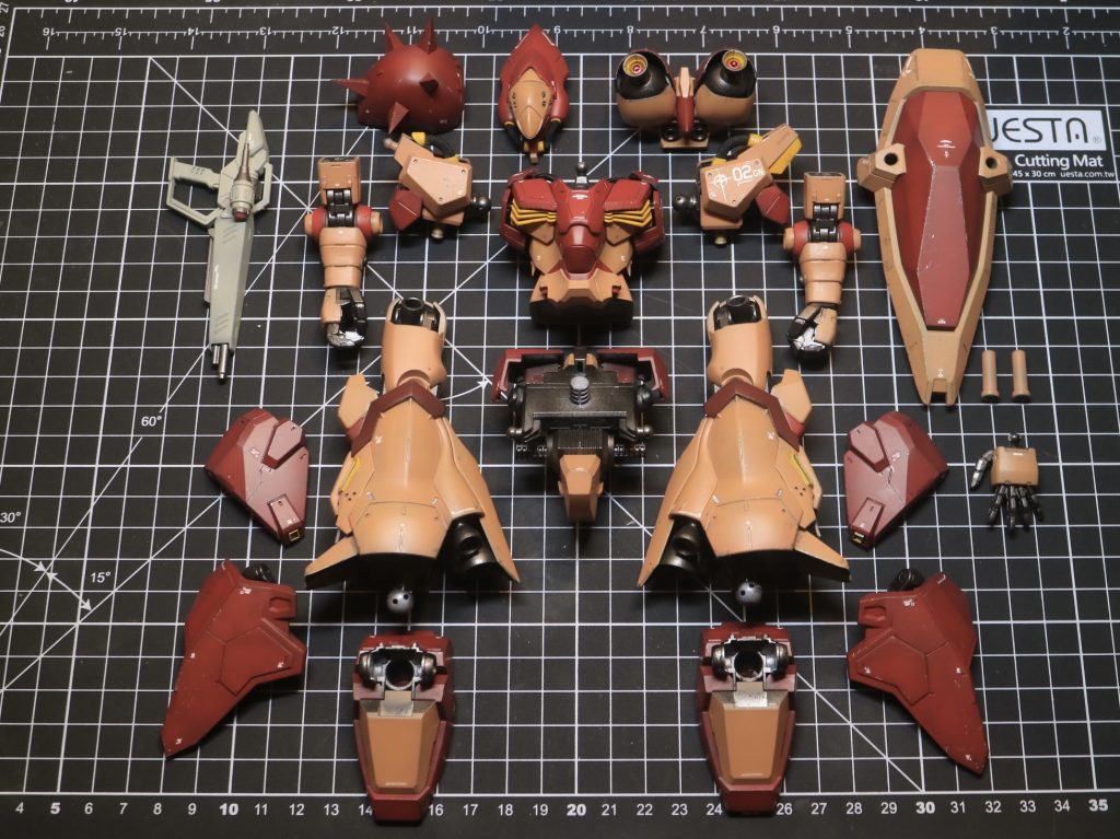 肩可動はボールジョイントに置き換えています。また腕部はMGザクⅡに置き換えています。