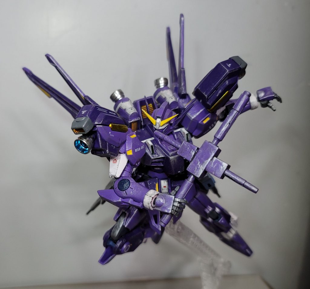 ファングスラッシャー基部パーツに4本のビームサーベルを合体させ投擲武装として使用する投擲後はビームサーベルを発生し敵を切り裂く