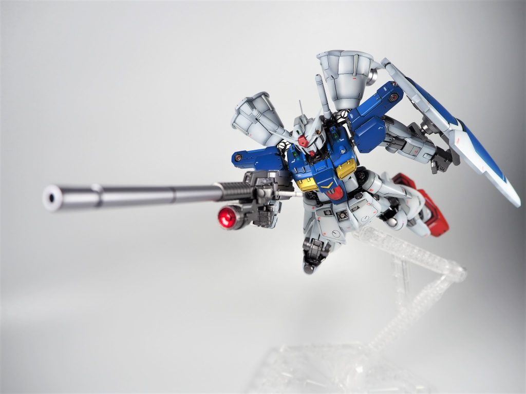 ロングライフル通称ルンガ砲(ドラマCD ルンガ沖砲撃戦にて使用された事から)システムウェポン付属のビームライフルからの組み換えで再現武器単品商品なだけあり、パーツ数が非常に多い特性を生かし、メタリックの色を複数使い視覚的な情報量を増やしてます