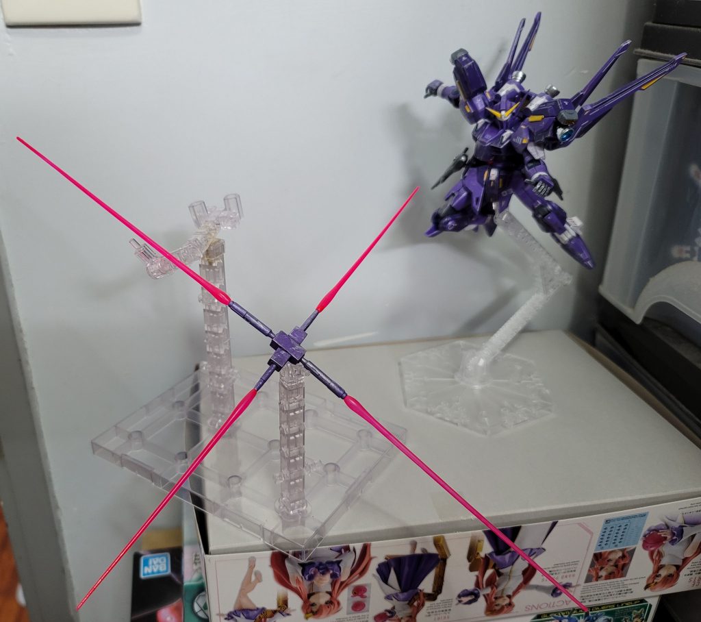 この基部パーツと4本のサーベルにはT-LINKシステムである程度遠隔操作が出来、投擲後の軌道もコントロールできるなお、搭乗者がニュータイプ素養がない場合は自動操作に切り替えることも可能でありその場合は投擲軌道の自由度が大きく下がる