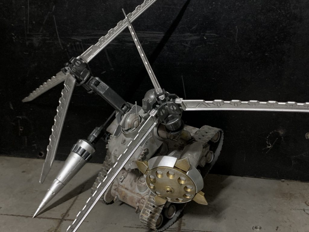 ブレード部分を展開し、メガ粒子を拡散放射することで擬似的なIフィールドとして運用可能。ただし耐久性は到底実戦に耐えうるものでは無いため、実弾を掃射されるとあっという間に破壊される。…ええ、Eフィールドですねはい。ミノフスキークラフトと言い張ってみようかとも考えましたが、時代背景的に無理があるかなと(MSの Iフィールドに無理がないとは言ってない